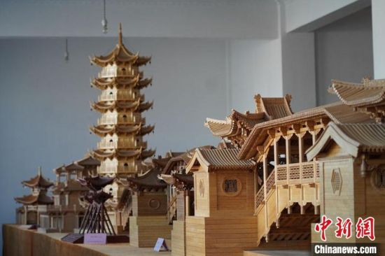 圖為古建筑模型制作技藝傳習(xí)所展廳內(nèi)的微縮古建筑作品?！【琶赖┰?　攝