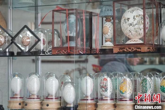 圖為吳義澤收藏柜內(nèi)的蛋雕作品?！【琶赖ぴ?攝