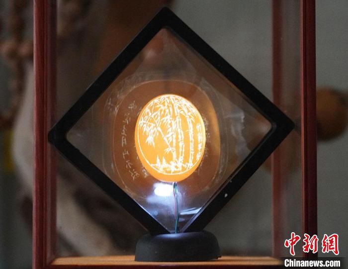 圖為吳義澤新包裝給蛋雕呈現(xiàn)立體感?！【琶赖ぴ?攝