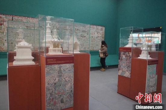 圖為觀眾欣賞數(shù)字復(fù)制壁畫?！【琶赖┰?攝