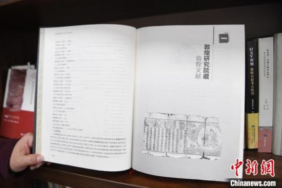 《甘肅藏敦煌遺書(shū)研究文獻(xiàn)引得》編纂耗時(shí)8年，收錄研究文獻(xiàn)數(shù)據(jù)總計(jì)17000條，時(shí)間跨越110年?！钇G敏 攝
