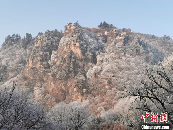 圖為崆峒山霧凇景色?！⌒煺袢A 攝