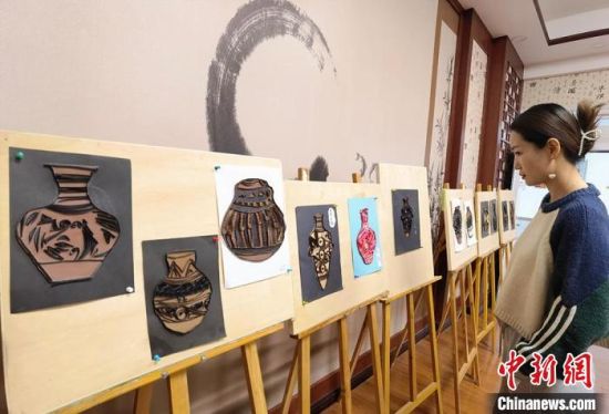 圖為學(xué)生用衍紙材料制作的彩陶紋飾?！⒂裉?攝