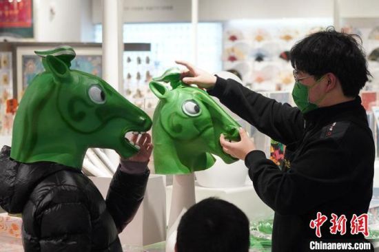 圖為“神馬來了”銅奔馬頭套。　九美旦增 攝