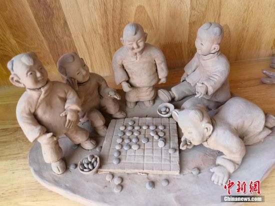 圖為泥塑作品展現(xiàn)下棋場景。 劉玉桃 攝