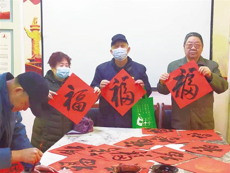 蘭州：“幸福敲門 新春送?！被顒忧榕f家