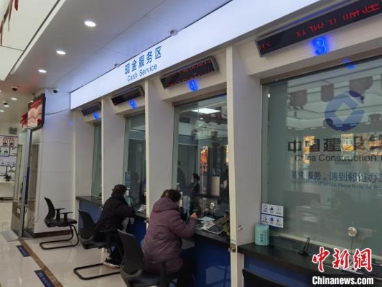 圖為蘭州市民在銀行兌換新鈔?！⌒煅?攝