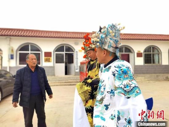 圖為69歲的“苦水高高蹺”國家級傳承人巨海全(左一)，叮囑徒弟們高高蹺練習(xí)技巧要領(lǐng)?！￠Z姣 攝