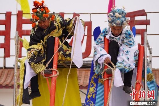 圖為“苦水高高蹺”表演者通過麻繩將腳固定在腳踏板，并在腿部纏繞六七圈。　九美旦增 攝