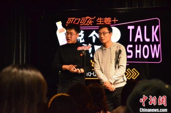 圖為脫口秀演員搭檔表演?！钅?攝