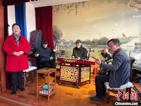 圖為蘭州鼓子表演者王常玉登臺(tái)演唱，她是這項(xiàng)入列國(guó)家級(jí)非物質(zhì)文化遺產(chǎn)的曲藝表演者中，為數(shù)不多的女演員?！堨下?攝