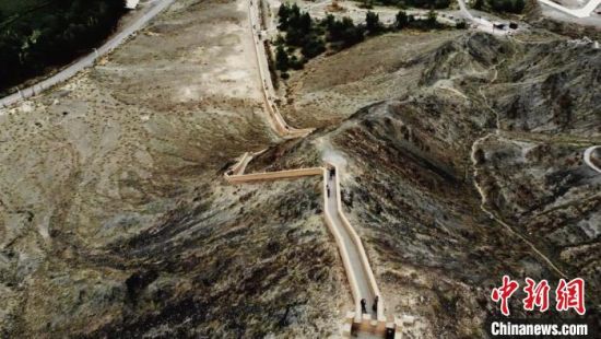 圖為甘肅嘉峪關(guān)懸臂長城吸引游客打卡 。(資料圖) 李亞龍 攝