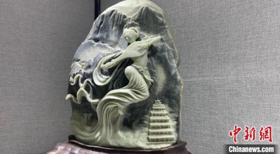 圖為李學(xué)平的玉雕作品?！「攥?攝