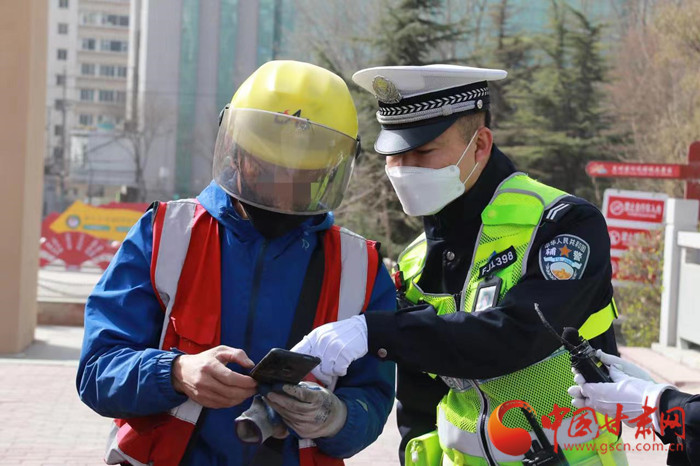 蘭州交警：創(chuàng)新交通安全教育模式 開(kāi)展道路交通秩序整治
