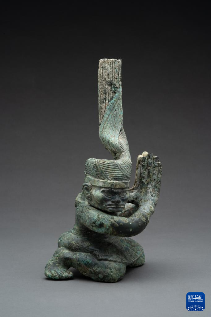四川廣漢市三星堆商代遺址四號坑出土扭頭跪坐銅人像（資料圖）。