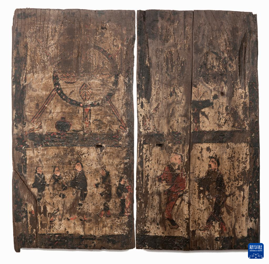 湖北云夢縣鄭家湖戰(zhàn)國秦漢墓地的一處板門繪畫（資料圖）。