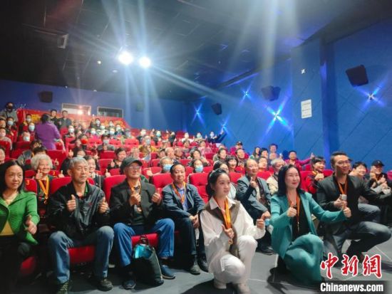 《浴血誓言》主創(chuàng)團(tuán)隊(duì)與到場的紅軍后代合影?！￡愡x斌 攝