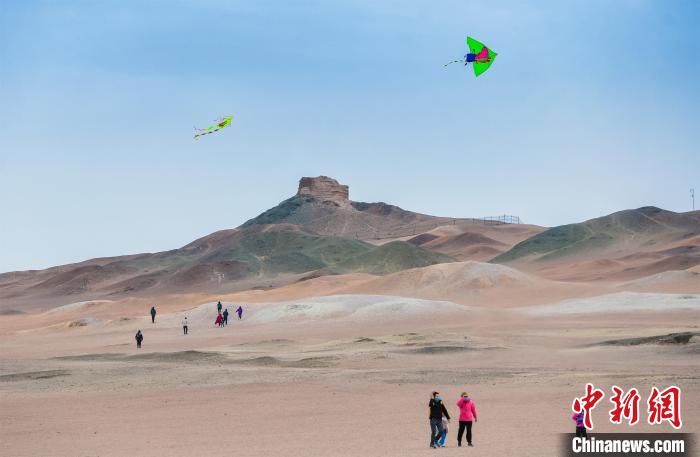 圖為市民正在陽(yáng)關(guān)景區(qū)放風(fēng)箏?！⊥醣筱y 攝