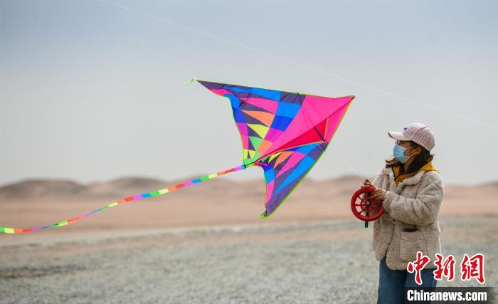 圖為市民正在陽(yáng)關(guān)景區(qū)放風(fēng)箏?！⊥醣筱y 攝