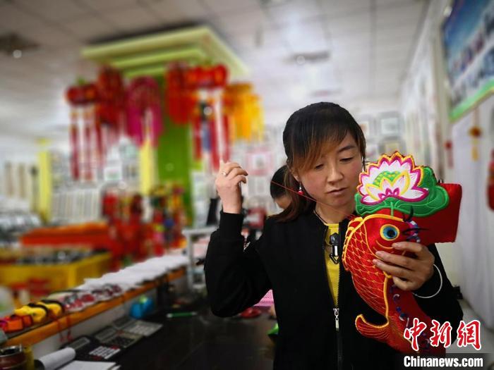 圖為“非遺”產(chǎn)品展示。(資料圖) 魏建軍 攝