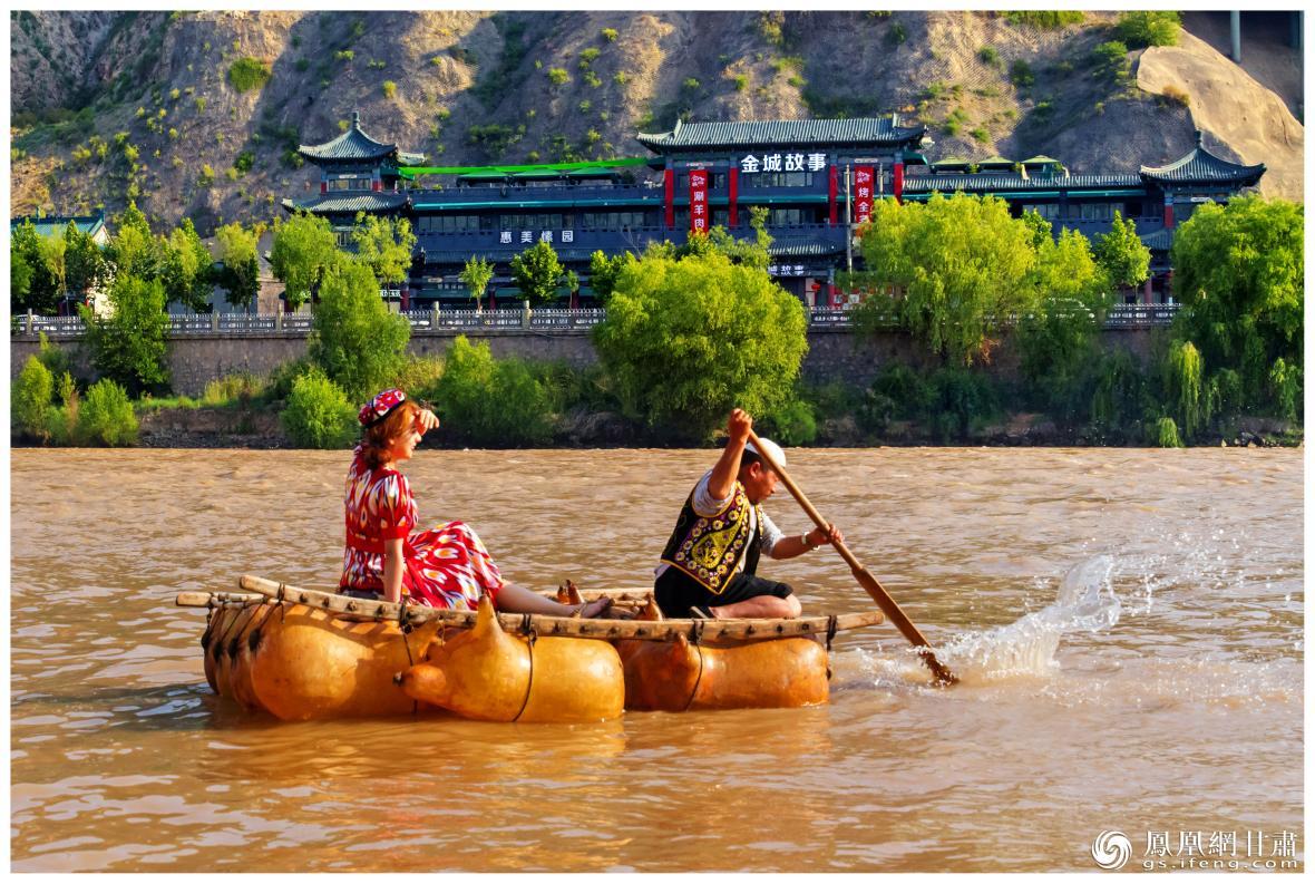 筏子客揮動著劈波斬浪的船槳，槳聲中混搭著風(fēng)聲、水聲和男女對歌的花兒聲。蘭州市文旅局供圖