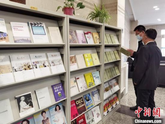 圖為國(guó)網(wǎng)甘肅電力黨校的職工書架。　徐雪 攝