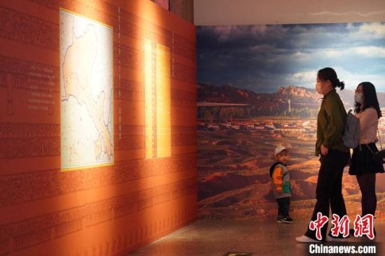 圖為參觀者參觀“大道攸歸：五涼文化展”展陳文物?！【琶赖┰?攝