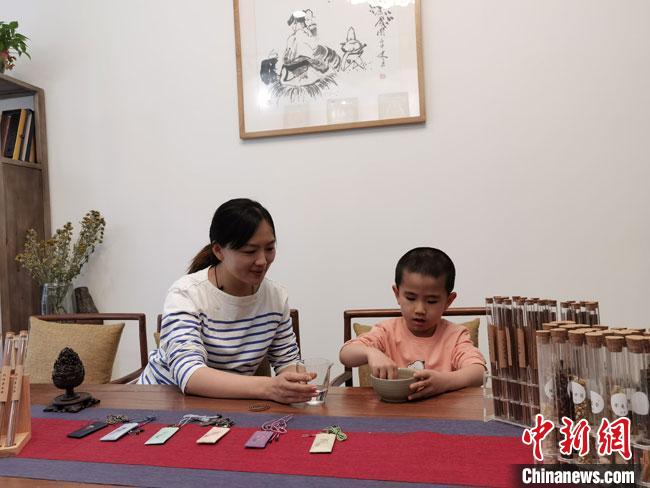 圖為魯雯為小學員授課和培訓?！●T志軍 攝