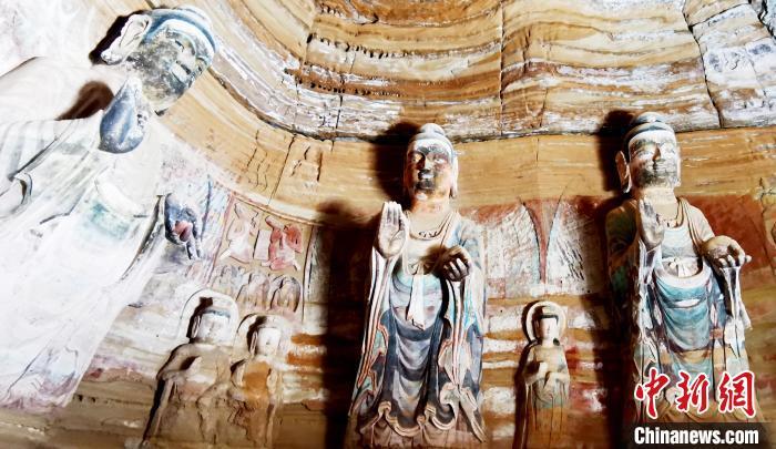 北石窟寺窟內(nèi)造像因受水顯得斑駁?！“瑧c龍 攝