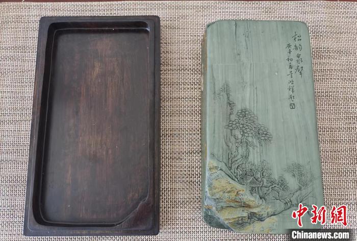 圖為甘肅甘南州洮硯藝人為提升洮硯文化內(nèi)涵，制作“一盒一拓”成品展示。(資料圖) 張婧 攝