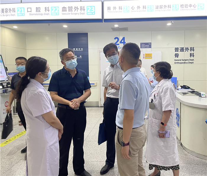 7月12日，甘肅省紀委監(jiān)委派駐省衛(wèi)健委紀檢監(jiān)察組紀檢監(jiān)察干部在蘭大二院門診開展疫情防控監(jiān)督檢查。魏雪 攝.jpg