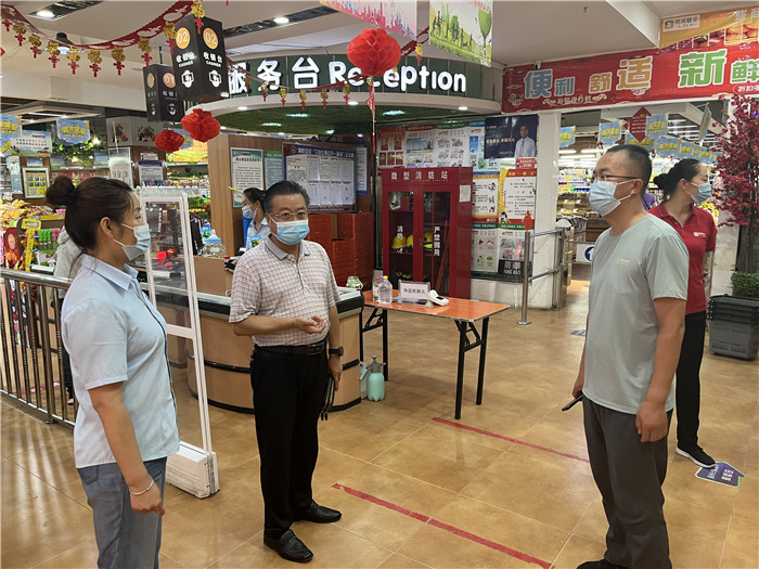 7月15日，酒泉市玉門市疫情防控督查組在隴商聯(lián)華超市監(jiān)督檢查疫情防控措施落實情況。 .jpg