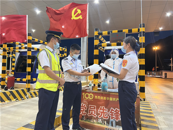 7月16日，甘肅省公航旅渭武高速運營公司紀檢監(jiān)察干部深入宕昌西收費站督查疫情防控措施落實情況。陳強 攝.jpg