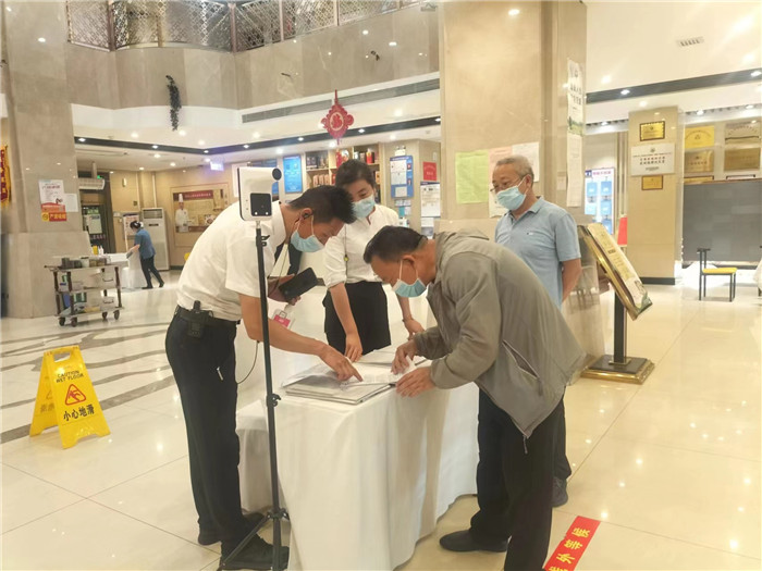 金昌市金川區(qū)紀委監(jiān)委駐區(qū)人大機關(guān)紀檢監(jiān)察組在花城錦都大酒店監(jiān)督檢查疫情防控工作。王文海 攝 .jpg