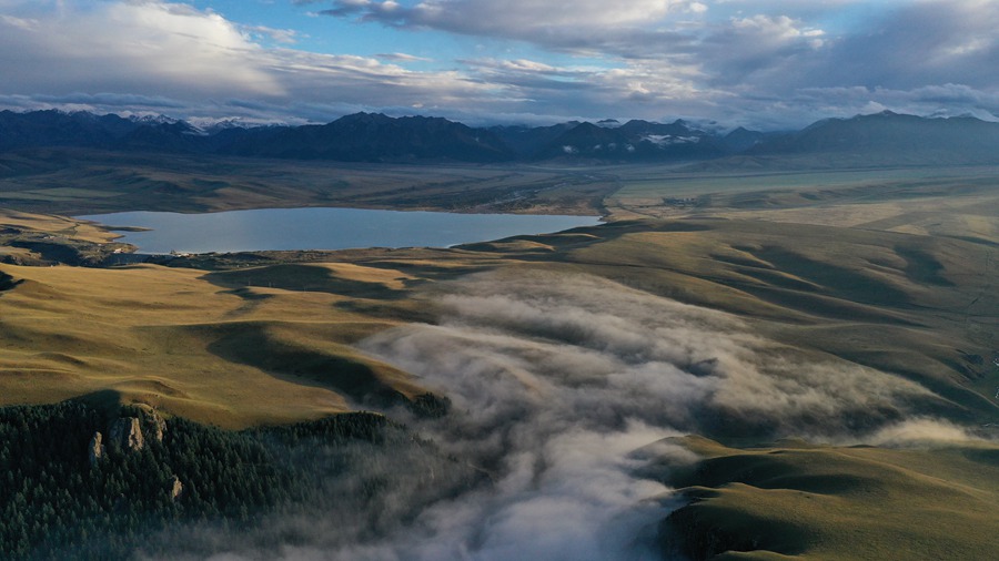 甘肅山丹馬場(chǎng)：峽谷云霧似仙境。 王超攝