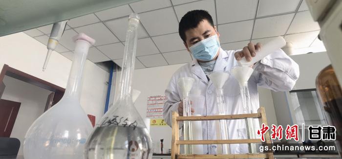 圖為甘肅科技集團(tuán)化工研究院有限責(zé)任公司工作人員正在做實(shí)驗(yàn)。魏建軍 攝
