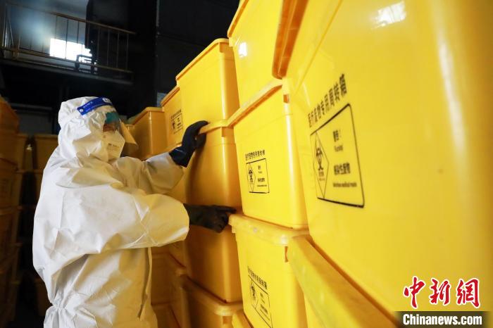 圖為工作人員搬運(yùn)醫(yī)療廢物專用周轉(zhuǎn)箱。　魏建軍 攝