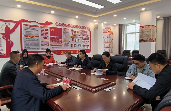 10月19日，康縣紀(jì)委監(jiān)委組織部分班子成員，辦公室、信訪室、案管室、審理室、紀(jì)檢監(jiān)察室等相關(guān)工作人員開展黨的二十大報(bào)告專題討論。.jpg