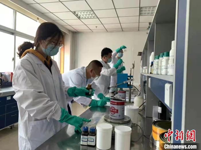 圖為肖菲(前一)帶領(lǐng)團(tuán)隊(duì)研發(fā)水性涂料。(資料圖) 受訪者供圖