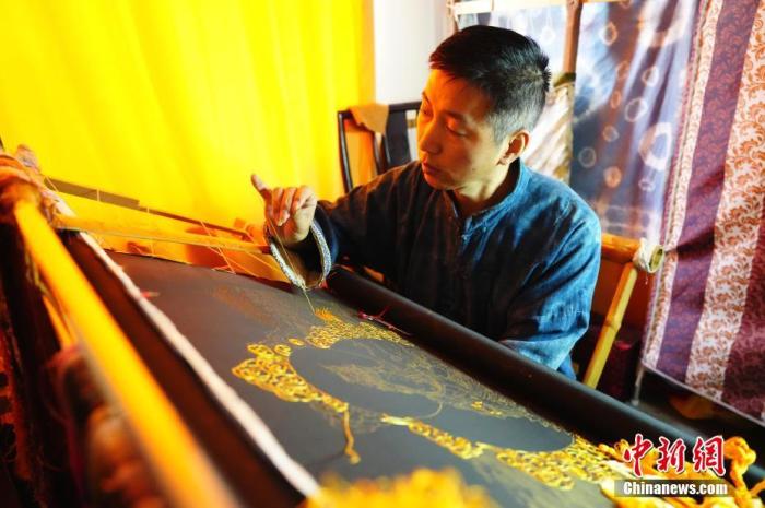系統(tǒng)性挖掘整理古代敦煌刺繡，是甘肅天水市級非遺代表性項目武山刺繡代表性傳承人劉云帆這兩年最緊要的工作之一。圖為劉云帆在創(chuàng)作富含敦煌刺繡元素的作品。 中新社發(fā) 謝秉錫 攝 