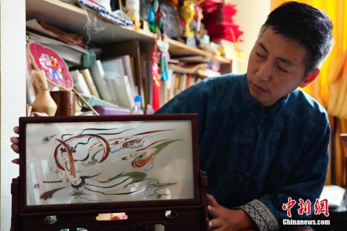 圖為劉云帆展示敦煌元素的刺繡作品。 中新社發(fā) 謝秉錫 攝