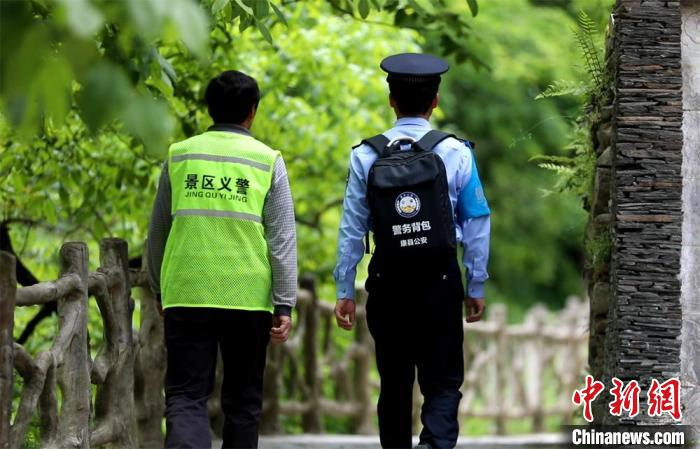 圖為民警背警務(wù)小包在轄區(qū)景區(qū)開(kāi)展工作。(資料圖) 甘肅省公安廳供圖