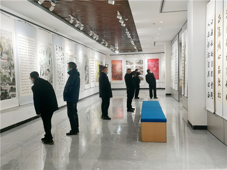 臨澤縣黨員干部參觀“學習貫徹二十大 翰墨丹青頌清廉”書畫作品展.jpg