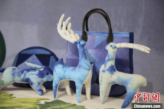 圖為許靜的非遺文創(chuàng)作品。(資料圖) 甘肅省非遺保護(hù)中心供圖