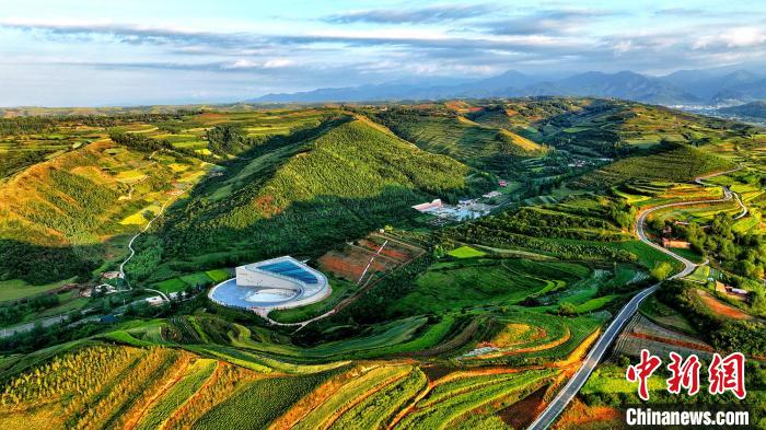 航拍視角下的樺林古動(dòng)物化石埋藏原址館。該館位于臨夏州和政縣。(資料圖) 和政宣傳部供圖