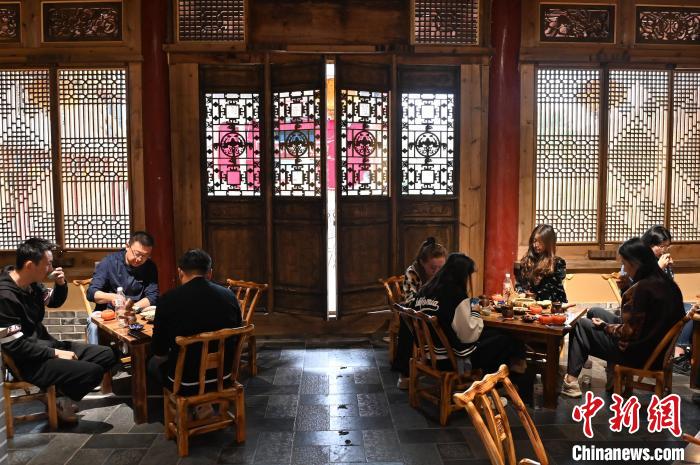 圖為甘肅天水市秦州區(qū)平南鎮(zhèn)蘇灣村民俗莊園內(nèi)的“圍爐煮茶”網(wǎng)紅打卡點。(資料圖) 李亞龍 攝