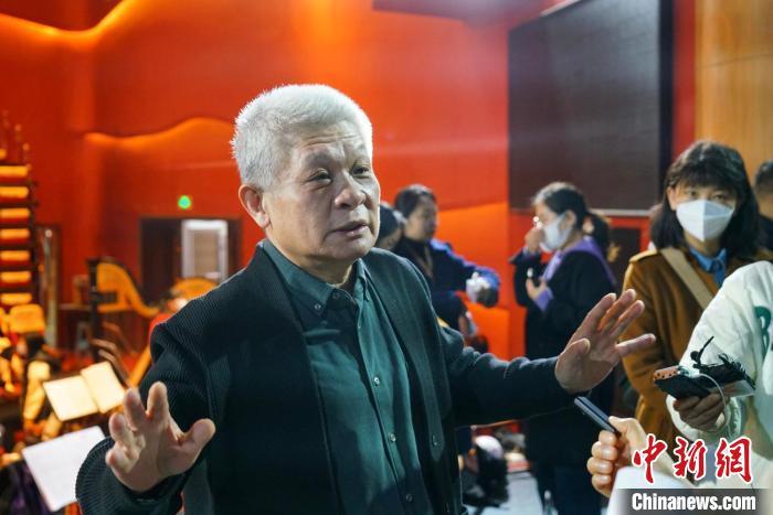 該劇導(dǎo)演蔣力向媒體介紹相關(guān)情況?！《∷?攝