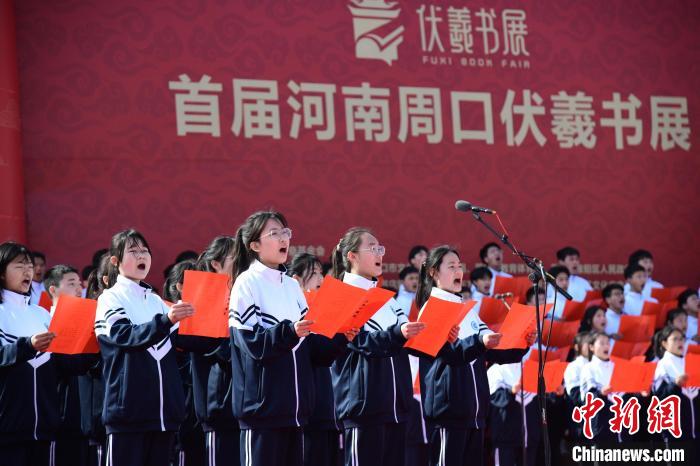 圖為學生們在開幕式上誦讀經(jīng)典?！×赫赵?攝