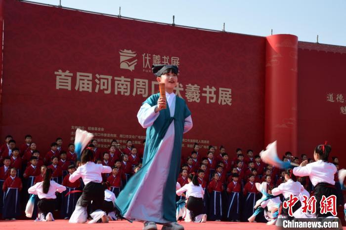 圖為學生們在開幕式上誦讀經(jīng)典。　梁照曾 攝