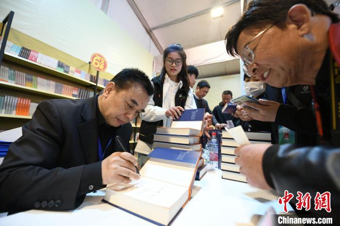 圖為作家王躍文現(xiàn)場簽名售書。　梁照曾 攝